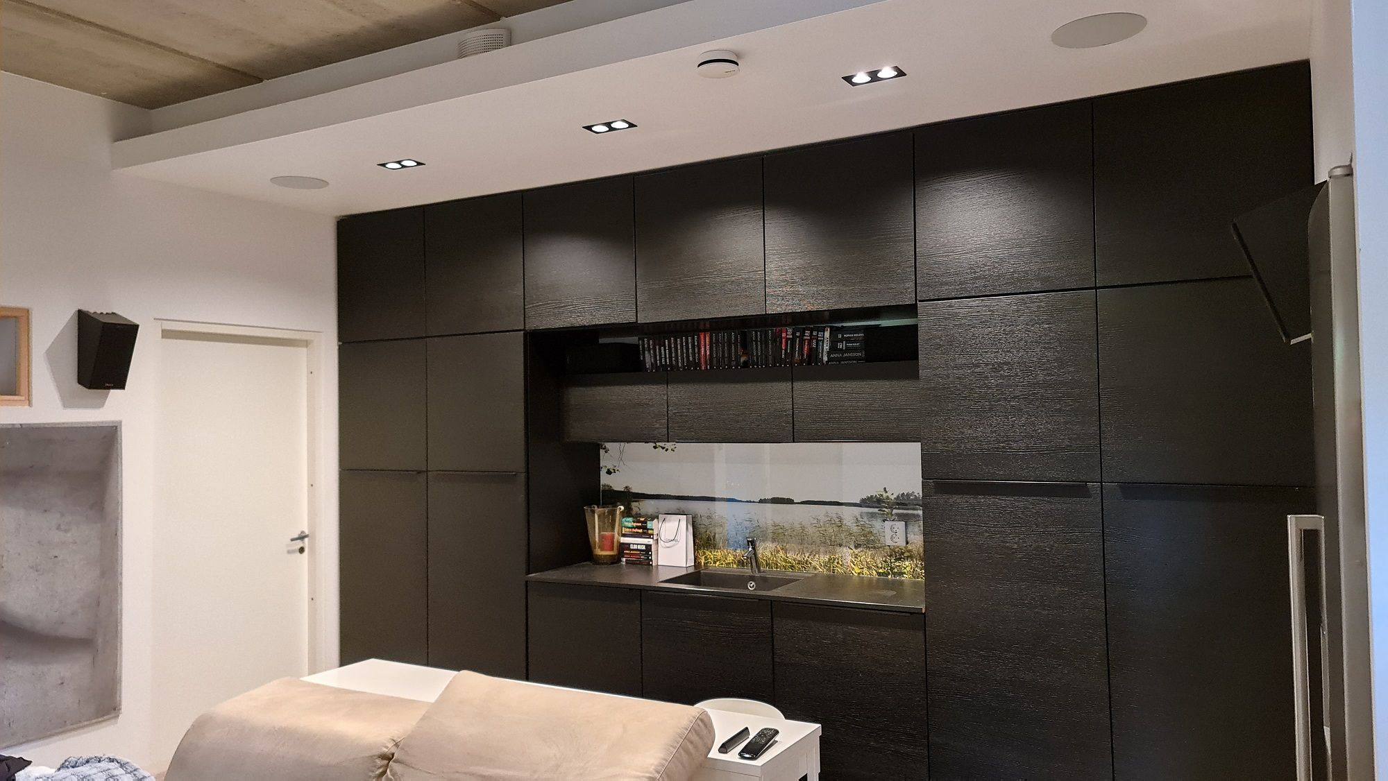 Macchie nella cucina nera con luce calda